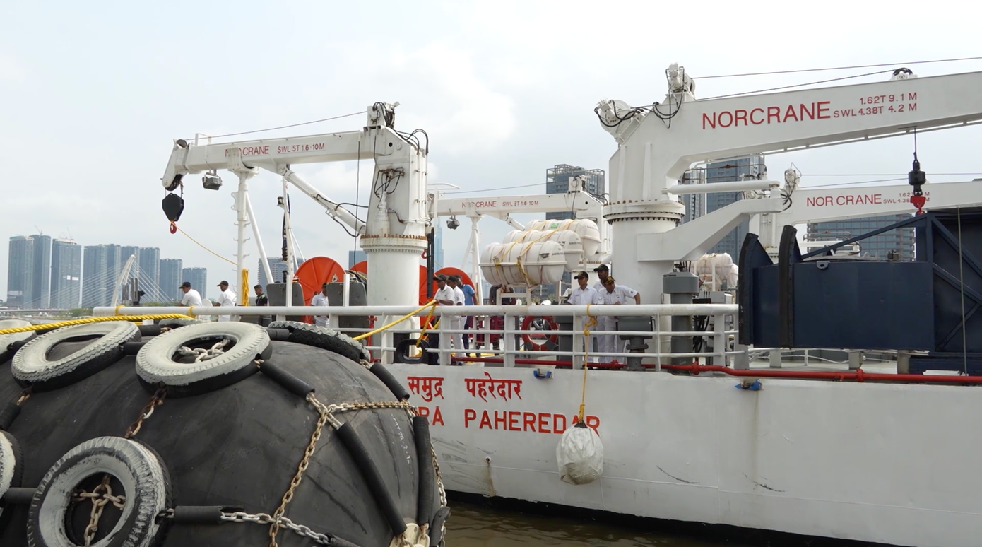 Tàu Samudra Paheredar của Lực lượng Bảo vệ bờ biển Ấn Độ cập bến cảng Khánh Hội (TPHCM) sáng 2/4.