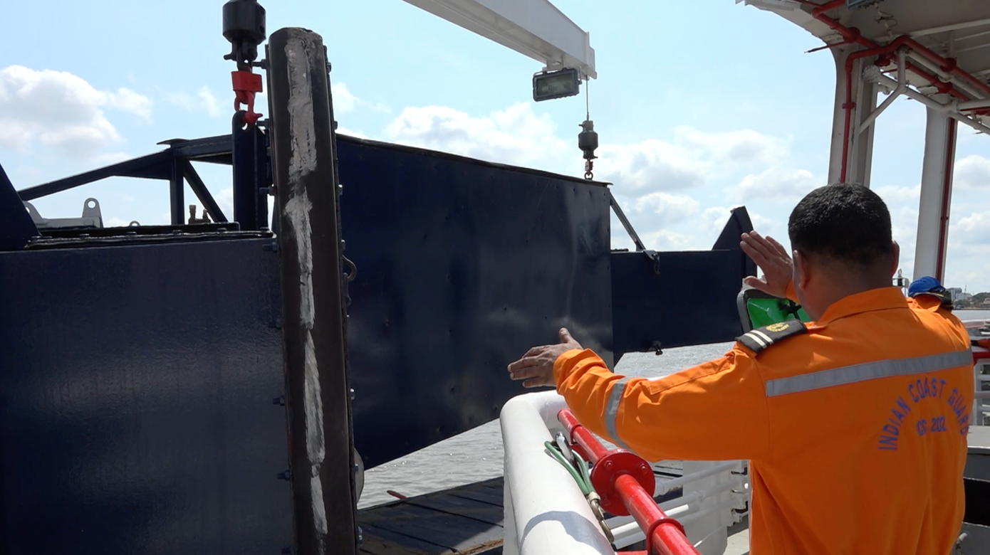 Trước đó, vào sáng 3/4, Bộ Tư lệnh Vùng Cảnh sát biển 3 tham quan và trao đổi kinh nghiệm ứng phó sự cố trên biển với cán bộ sĩ quan tàu Samudra Paheredar (Ấn Độ). Ảnh: Bộ tư lệnh Vùng Cảnh sát biển 3 Trước đó, vào sáng 3/4, Bộ Tư lệnh Vùng Cảnh sát biển 3 tham quan và trao đổi kinh nghiệm ứng phó sự cố trên biển với cán bộ sĩ quan tàu Samudra Paheredar (Ấn Độ). Ảnh: Bộ tư lệnh Vùng Cảnh sát biển 3