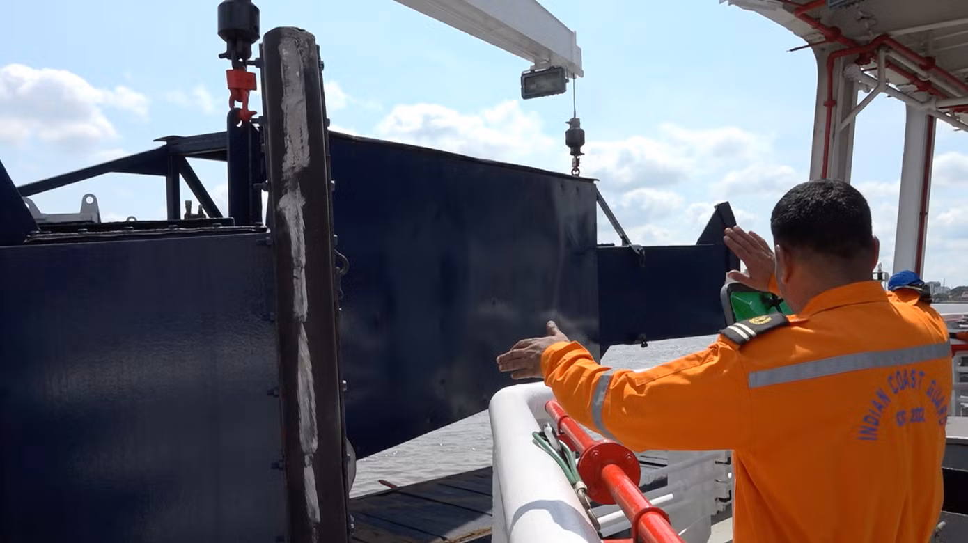 Trước đó, vào sáng 3/4, Bộ Tư lệnh Vùng Cảnh sát biển 3 tham quan và trao đổi kinh nghiệm ứng phó sự cố trên biển với cán bộ sĩ quan tàu Samudra Paheredar (Ấn Độ). Ảnh: Bộ tư lệnh Vùng Cảnh sát biển 3 Trước đó, vào sáng 3/4, Bộ Tư lệnh Vùng Cảnh sát biển 3 tham quan và trao đổi kinh nghiệm ứng phó sự cố trên biển với cán bộ sĩ quan tàu Samudra Paheredar (Ấn Độ). Ảnh: Bộ tư lệnh Vùng Cảnh sát biển 3