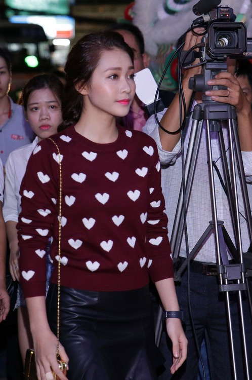 Tối 14/11, hot girl Khả Ngân tham dự một sự kiện ở TP HCM. Cô nàng diện áo thun in họa tiết tim đang là mốt cùng váy da chữ A và tóc bím xinh xắn