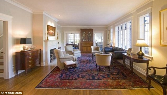 Không gian phòng khách rộng, thoải mái với trần nhà cao và những cửa sổ lớn