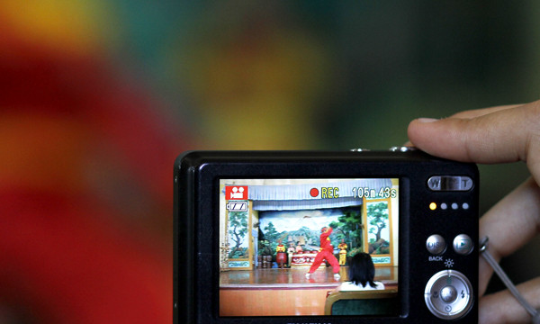 Các bạn trẻ nhanh chóng bị lôi cuốn và tranh thủ ghi lại hình ảnh các màn biểu diễn