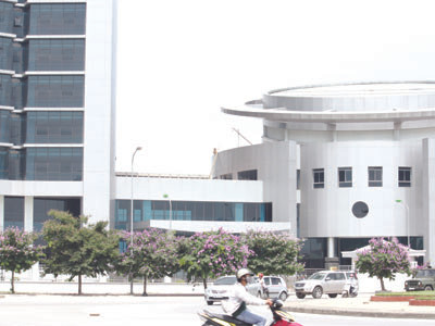 Chỉ có vài đơn vị chuyển đến Cung Trí thức (quận Cầu Giấy, Hà Nội) làm việc Ảnh: Nguyễn Tú