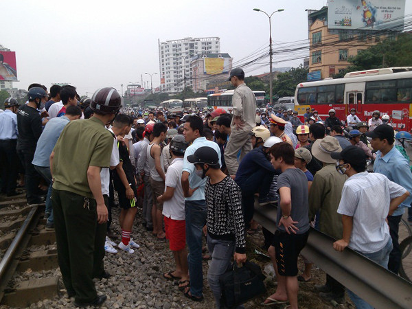 Nhiều người dân tò mò có mặt sau vụ tai nạn