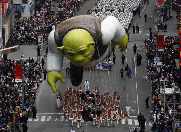 Những người diễu hành mang trái bóng hình nhân vật trong phim hoạt hình Shrek - từng đoạt giải Oscar năm 2001, đi ngang qua Quảng trường Thời đại ở New York. Những người diễu hành mang trái bóng hình nhân vật trong phim hoạt hình Shrek - từng đoạt giải Oscar năm 2001, đi ngang qua Quảng trường Thời đại ở New York.