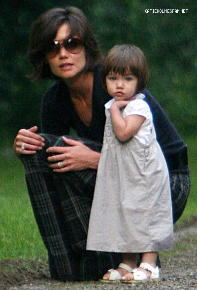 Suri Cruise và mẹ Katie Holmes