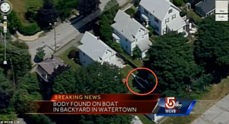 Dấu tròn là con thuyền phía sau một ngôi nhà nơi nghi phạm lẩn trốn thuộc vùng Watertown, Boston. Nơi đây đã diễn ra cuộc đọ súng dữ dội, cảnh sát đã phải dùng tới cả lựu đạn cay...