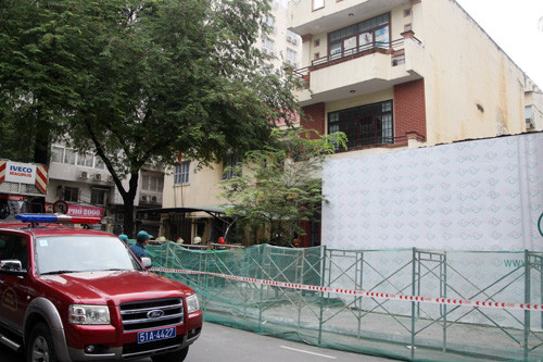 Ngày 22/12, Công an quận 1, Thanh tra xây dựng, CSGT đã tổ chức phong tỏa một phần tuyến đường Lê Thánh Tôn, đoạn trước trụ sở Tòa Hành chính TAND TP HCM để chuẩn bị cho việc tháo dỡ tòa nhà 3 tầng bị nghiêng do xuất hiện “hố tử thần