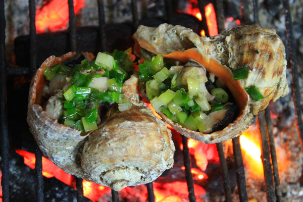  Những món ốc, sò nướng chín tỏa mùi thơm nức luôn được nhiều người ưa thích.