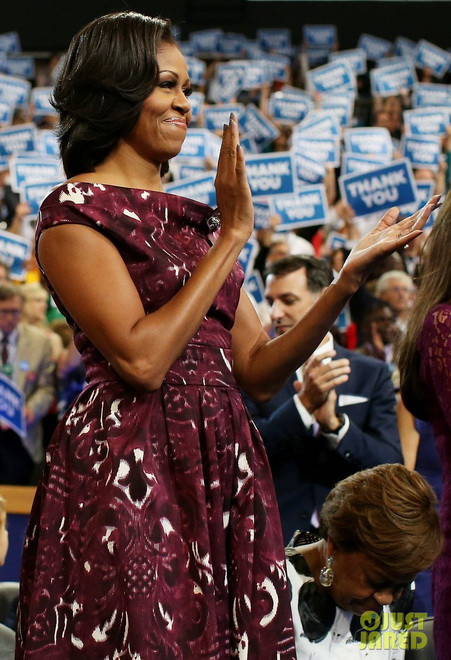 Michelle Obama xuất hiện trong bộ đầm họa tiết trang nhã màu tím đỏ trong đại hội Đảng Dân chủ hồi đầu tháng 9-2012