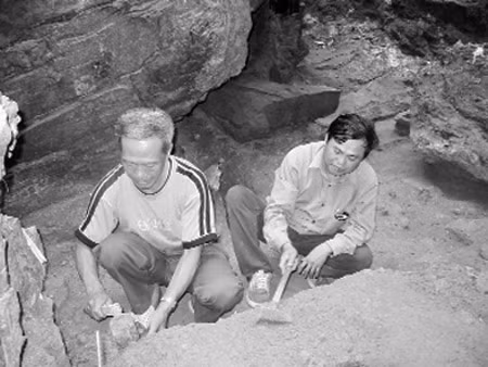 PGS.TS Trình Năng Chung (phải) phát hiện nhiều di vật cổ tại hang Phia Vài. PGS.TS Trình Năng Chung (phải) phát hiện nhiều di vật cổ tại hang Phia Vài