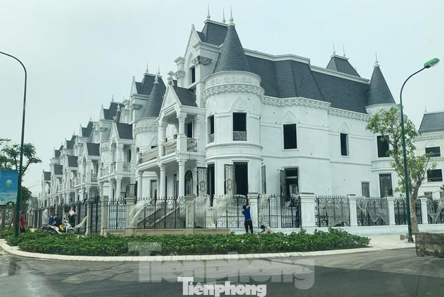 Hình ảnh 6 căn biệt thự lâu đài hoa hồng mới hoàn thiện mặt ngoài, với giá bán có căn trên 100 tỷ đồng nhưng vẫn có khách đặt mua tại khu đô thị Ciputra - giai đoạn 3 (phường Phú Thượng, quận Tây Hồ), được “đại gia” Hà Thành xuống tiền.