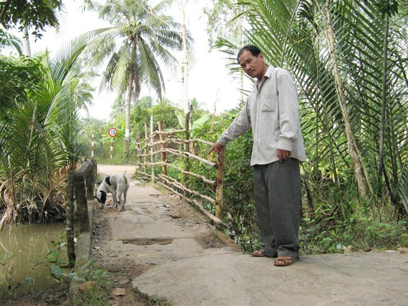 Anh Sơn chỉ mặt cầu Kháng Chiến vừa được vá tạm lỗ thủng Anh Sơn chỉ mặt cầu Kháng Chiến vừa được vá tạm lỗ thủng