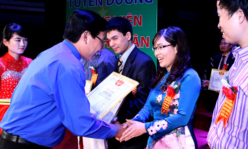 Bí thư thường trực T. Ư Đoàn, Chủ tịch T.Ư Hội LHTN Việt Nam Phan Văn Mãi trao khen thưởng 5 cá nhân có nhiều cống hiến nhất cho thanh niên, sinh viên