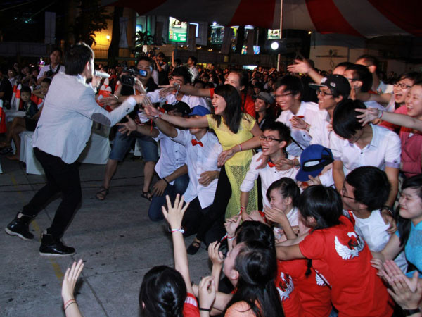 Chương trình tối qua có sự tham gia của một số ca sĩ trẻ khác như Ông Cao Thắng