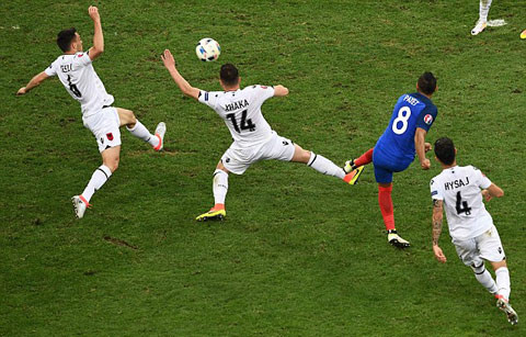 HLV Bilic sướng phát điên, leo lên bàn lạy học trò ảnh 1