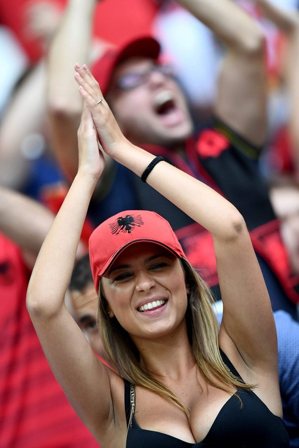 Mỹ nhân Albania quyến rũ tột đỉnh trên khán đài EURO ảnh 11