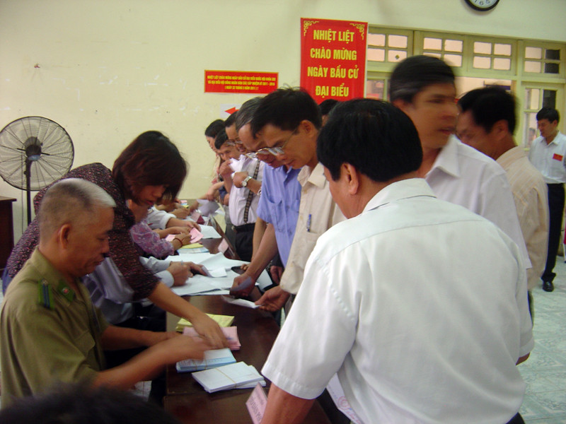 Các cử chi đến bàn làm thủ tục bỏ phiếu