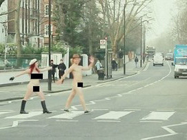 Băng qua con đường Abbey ở London (Anh) để tái hiện lại hình ảnh nổi tiếng gắn liền với ban nhạc The Beattles