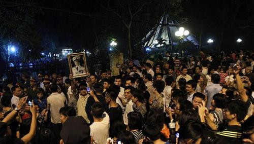 Trong đêm, người dân Việt Nam vẫn tập trung bên ngoài tư gia Đại tướng Võ Nguyên Giáp ở phố Hoàng Diệu. Trong đêm, người dân Việt Nam vẫn tập trung bên ngoài tư gia Đại tướng Võ Nguyên Giáp ở phố Hoàng Diệu