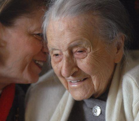 Nữ bác sĩ già nhất thế giới, b Leila Denmark, 114 tuổi (phải).