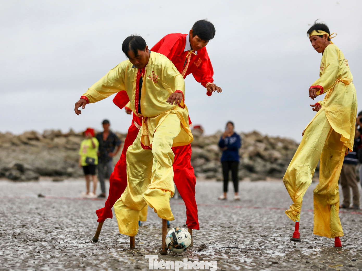 Trận đấu diễn ra trên bãi cát mịn ở bãi biển Cần Thạnh. Ban tổ chức căng dây tạo thành mặt sân bóng rộng khoảng 300m2. Trận đấu diễn ra trên bãi cát mịn ở bãi biển Cần Thạnh. Ban tổ chức căng dây tạo thành mặt sân bóng rộng khoảng 300m2.
