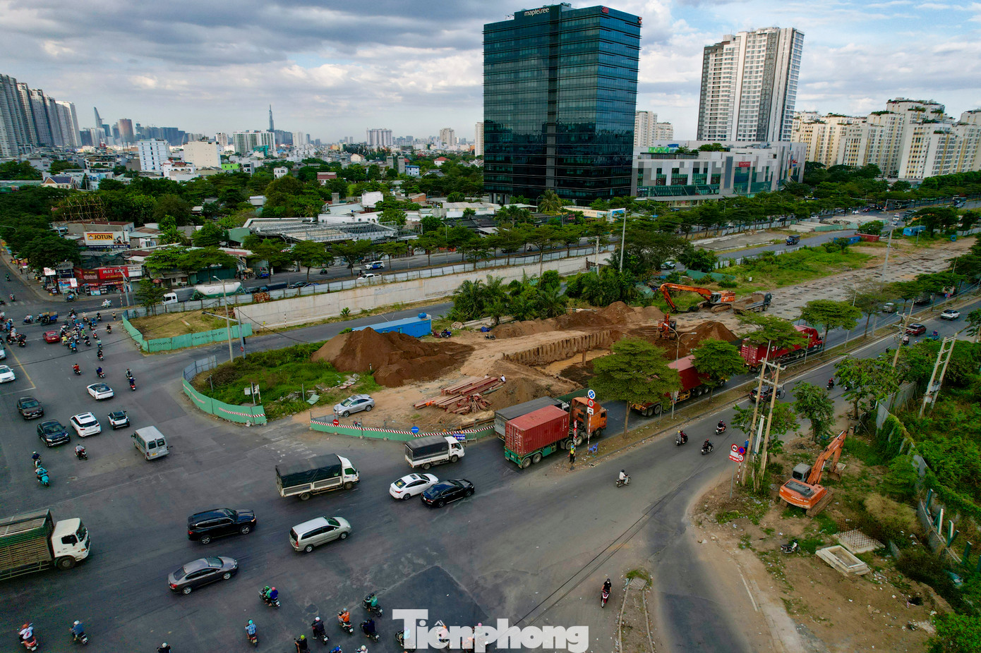 Trong những ngày cuối năm, dự án Nguyễn Văn Linh thường xuyên xảy ra ùn tắc do hoạt động thi công vật liệu xây dựng ngổn ngang thu hẹp đường di chuyển của người dân.