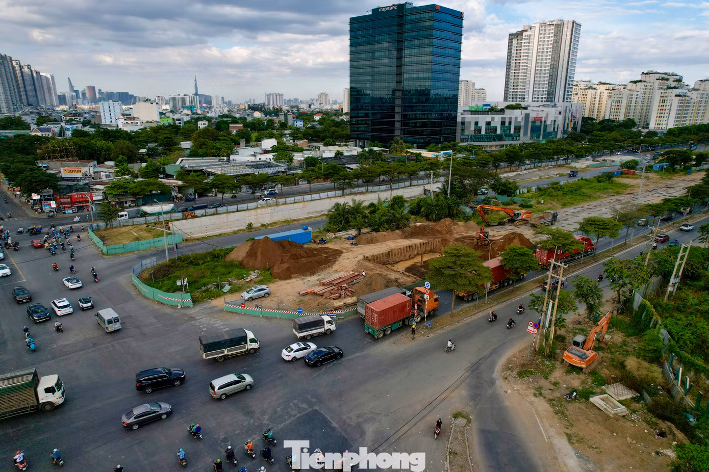 Trong những ngày cuối năm, dự án Nguyễn Văn Linh thường xuyên xảy ra ùn tắc do hoạt động thi công vật liệu xây dựng ngổn ngang thu hẹp đường di chuyển của người dân.