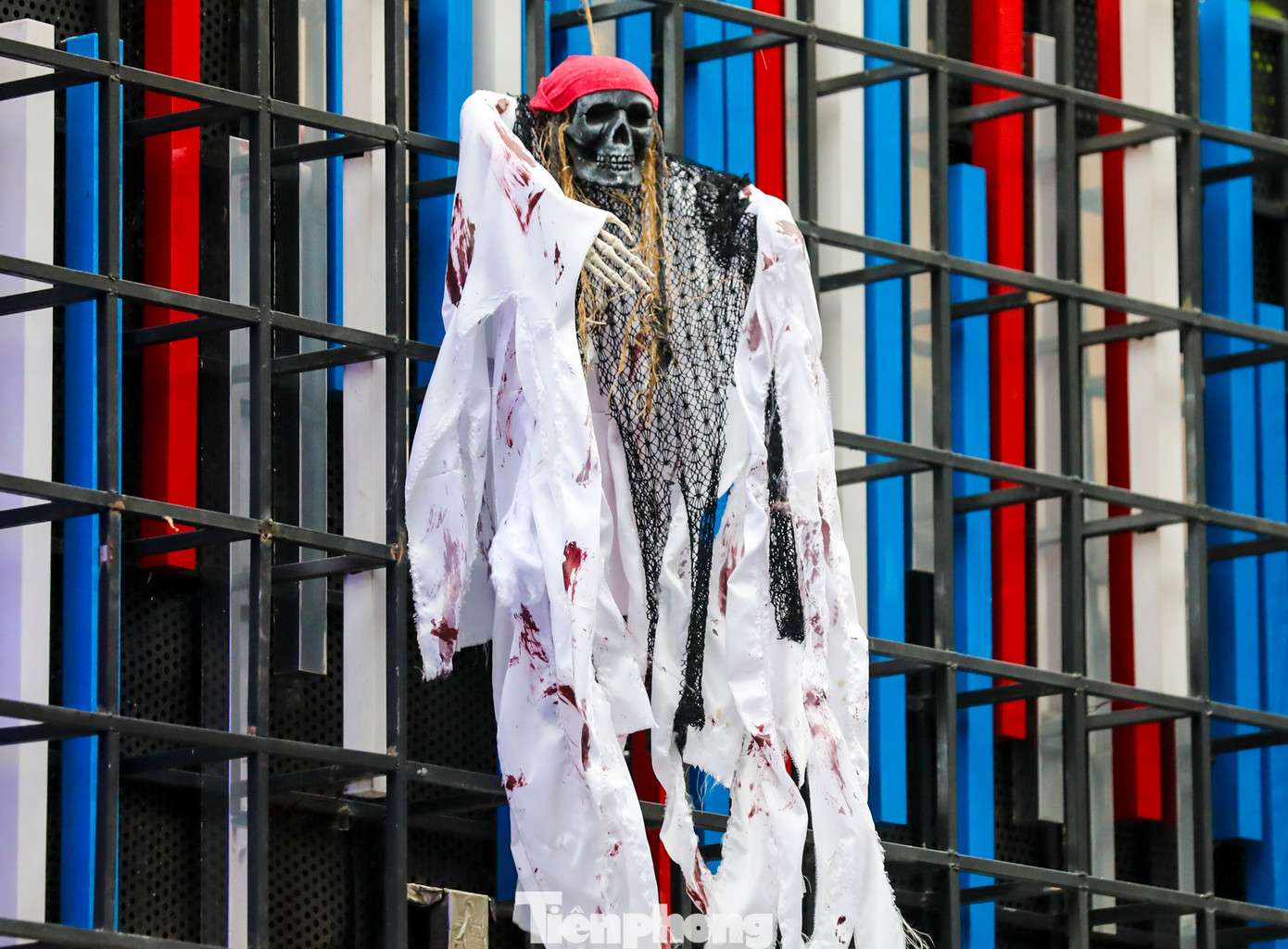 Nhiều hình nộm hay những lâu đài ma quái… được các chủ quán bài trí công phu. Không những ở bên ngoài, bên trong các quán ở phố Tây Bùi Viện cũng được các chủ quán đầu tư trang trí Halloween một cách tỉ mỉ.