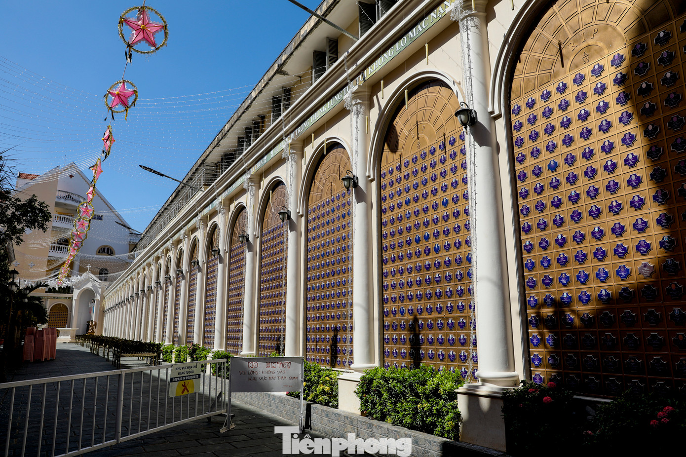 Khuôn viên xung quanh nhà thờ Tân Định, có nhiều tác phẩm nghệ thuật đáng chú ý, bao gồm các bức tranh, tượng thánh, và những tác phẩm điêu khắc cực kỳ tinh xảo. Các tác phẩm này thể hiện sự tài năng và sự sáng tạo của các nghệ nhân địa phương và nước ngoài.