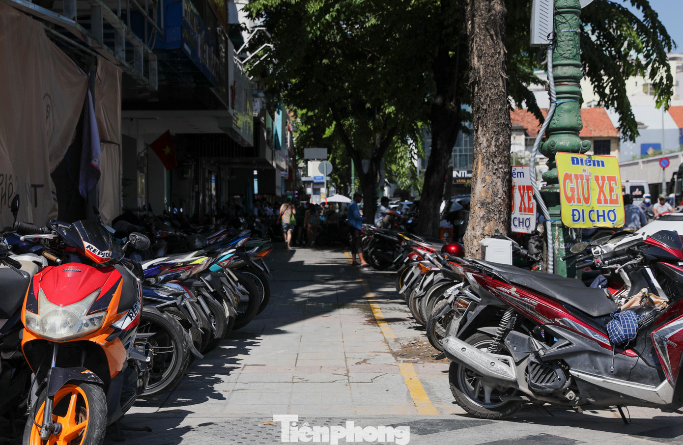 Đại diện Phòng Quản lý đô thị quận 1 cho biết việc kẻ vạch trên vỉa hè thuộc 3 tuyến đường ở phường Bến Thành để làm khu vực để xe máy miễn phí, hiện nay và thời gian tới quận 1 sẽ hoàn chỉnh điều đó tại 5 tuyến đường ở phường Cầu Kho, như: Nguyễn Văn Cừ, Trần Đình Xu, Võ Văn Kiệt, Trần Hưng Đạo và Nguyễn Cảnh Chân.