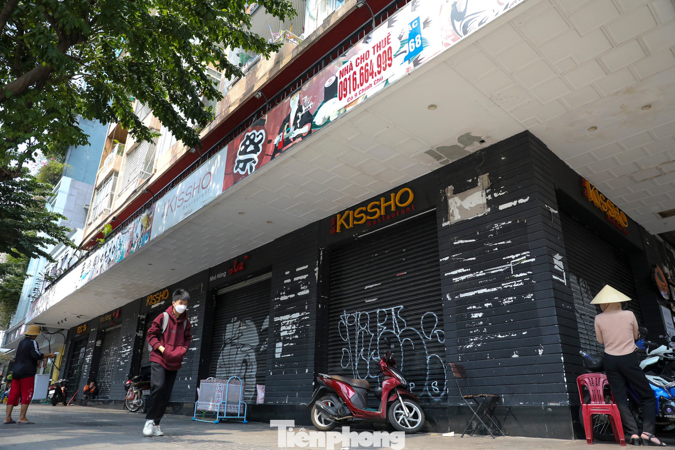 Một mặt bằng với diện tích khá rộng nằm tại phố đi bộ Nguyễn Huệ cũng đóng cửa và chi chít những hình vẽ bậy phía ngoài.