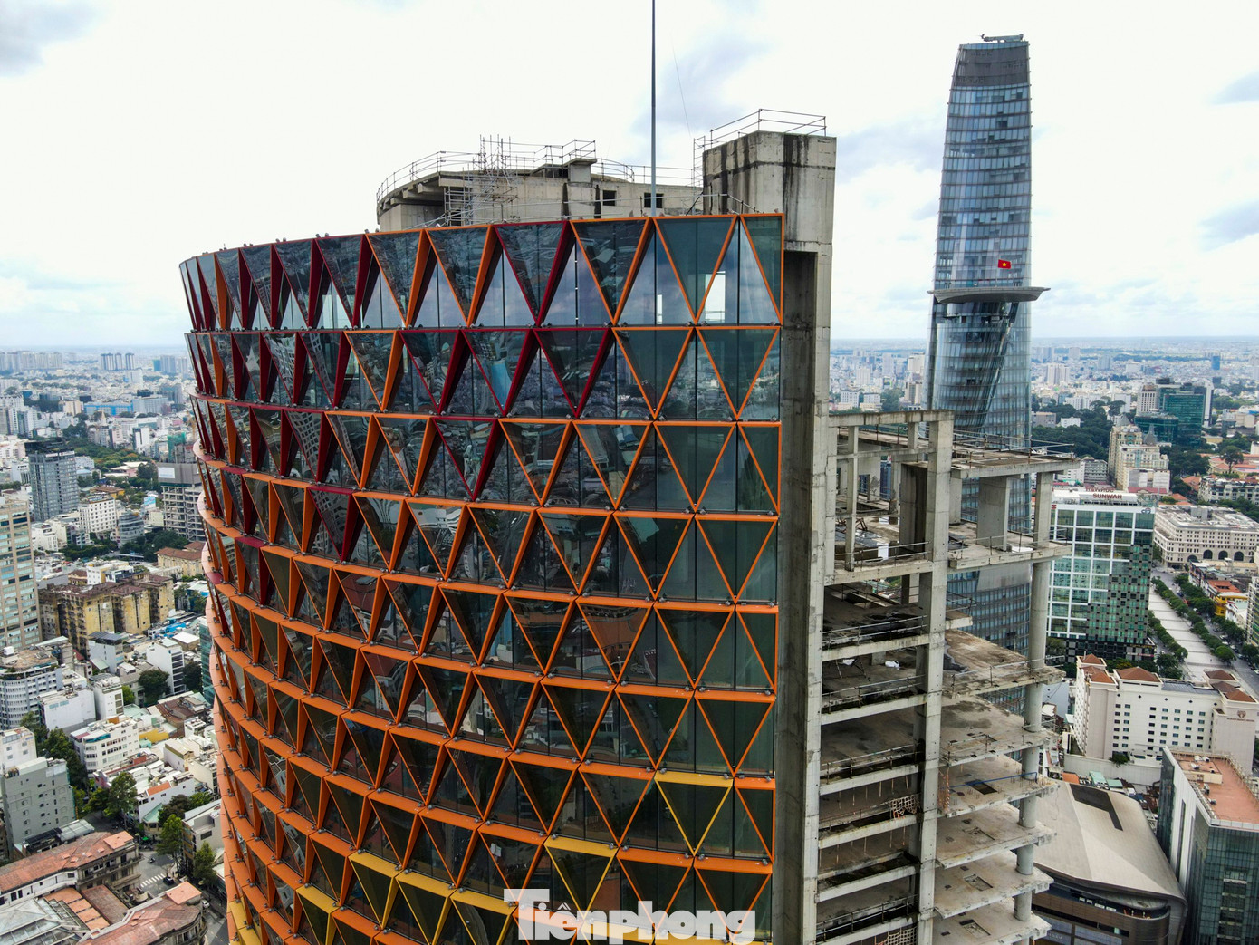 Cụ thể, cao ốc Saigon One Tower do liên doanh Công ty CP Sài Gòn One Tower làm chủ đầu tư gồm các cổ đông, như: Công ty CP M&amp;C, Tổng công ty Du lịch Sài Gòn - Saigontourist, Ngân hàng TMCP Đông Á, Công ty TNHH Chứng khoán Ngân hàng Đông Á, Công ty CP Vàng bạc đá quý Phú Nhuận PNJ. Đến năm 2021, Công ty CP Đầu tư và Phát triển Viva Land - thuộc Tập đoàn Vạn Thịnh Phát xuất hiện với tư cách là đơn vị quản lý và phát triển dự án Saigon One Tower. Dự án này cũng được đổi tên thành IFC One Saigon.