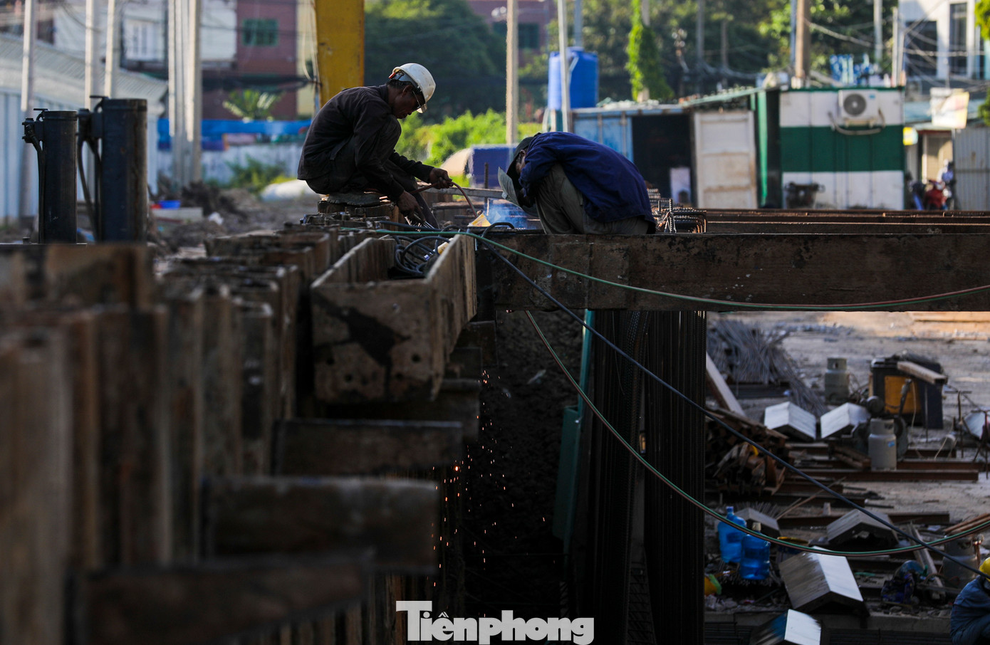 Công nhân đang hàn các lớp kết cấu thép tường vây.