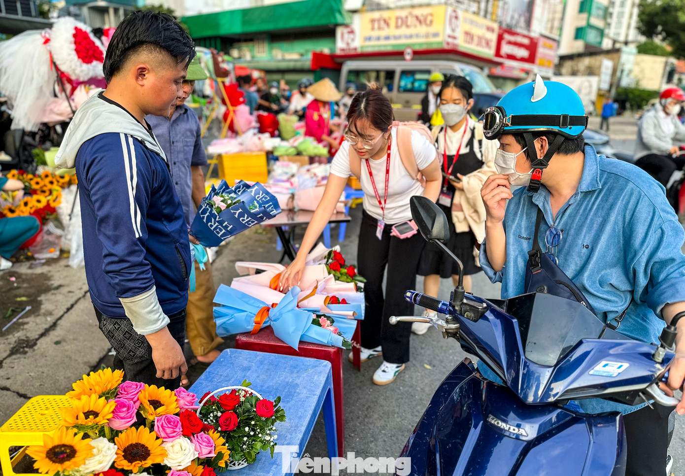 Một bó hoa giả sẽ được bán với giá khoảng 80.000 đồng, còn hoa thật sẽ có giá dao động từ 200.000 đồng đến 300.000 đồng.