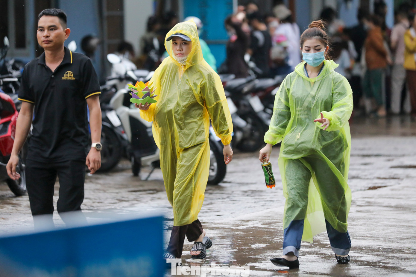 Trời mưa to nhưng không ngăn được dòng người đổ về chùa lúc tan tầm.