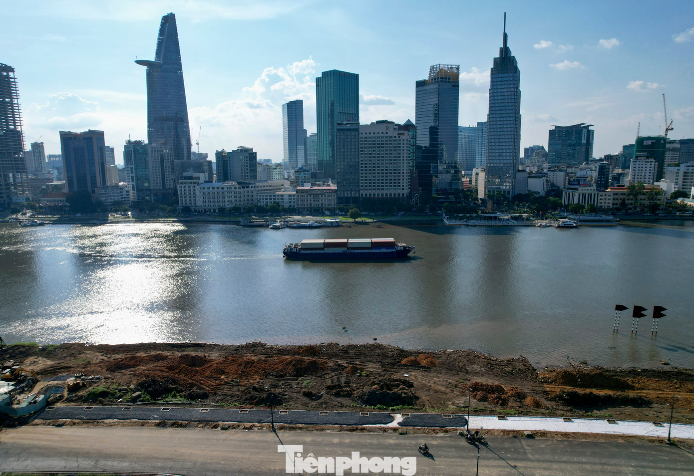 Cải tạo cầu tàu, thiết kế công viên đá, công viên ven sông Sài Gòn, công viên sinh thái, chuỗi bè nổi thủy sinh, đài phun nước, trồng cánh đồng hoa hướng dương, khu vực trận địa pháo hoa, lắp đặt hệ thống đèn LED cổ động chính trị, kết hợp quảng cáo.