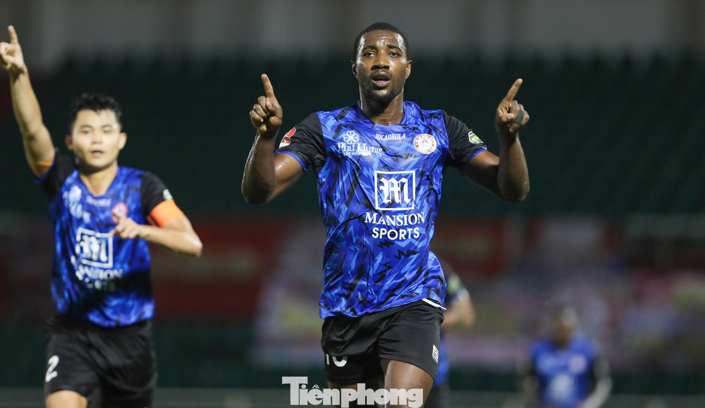 CLB TPHCM gây bất ngờ khi có được 2 bàn thắng ngay trong hiệp 1 với cú đúp của Timite Cheick Aymar. CLB TPHCM gây bất ngờ khi có được 2 bàn thắng ngay trong hiệp 1 với cú đúp của Timite Cheick Aymar.