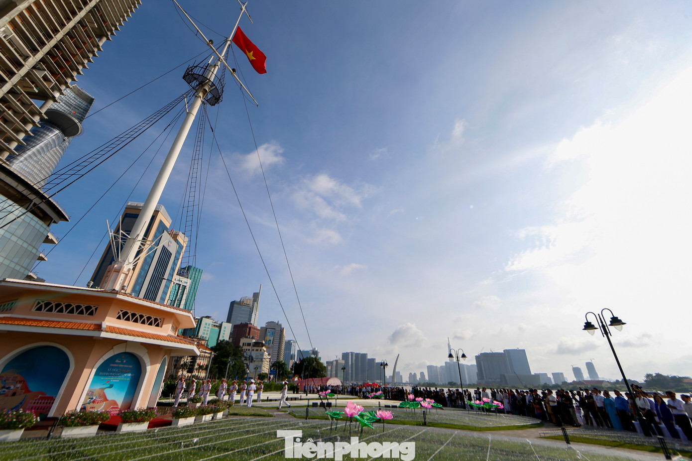 Điểm nhấn đặc sắc của lễ hội là chương trình nghệ thuật Dòng sông kể chuyện tái hiện lịch sử Sài Gòn - Chợ Lớn - Gia Định - TPHCM với sự kết hợp các loại hình nghệ thuật từ dân gian đến đương đại, từ âm nhạc, điện ảnh, vũ kịch đến công nghệ ánh sáng cùng công nghệ trình diễn hiện đại và sự tham gia của gần 700 diễn viên, nghệ nhân dân gian… Điểm nhấn đặc sắc của lễ hội là chương trình nghệ thuật Dòng sông kể chuyện tái hiện lịch sử Sài Gòn - Chợ Lớn - Gia Định - TPHCM với sự kết hợp các loại hình nghệ thuật từ dân gian đến đương đại, từ âm nhạc, điện ảnh, vũ kịch đến công nghệ ánh sáng cùng công nghệ trình diễn hiện đại và sự tham gia của gần 700 diễn viên, nghệ nhân dân gian…