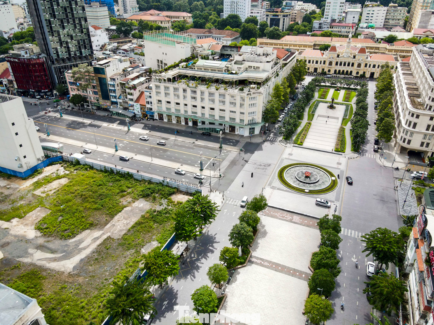 Nằm ở vị trí đắc địa nhất TPHCM, sau khi phố đi bộ được đưa vào sử dụng thì giá trị của các dự án dọc đường Nguyễn Huệ tăng lên gấp bội. Những dự án tầm cỡ mọc lên ngày một nhiều dọc tuyến đường và bà Trương Mỹ Lan là người sở hữu bộ sưu tập "đất vàng” nhiều nhất tại đây.