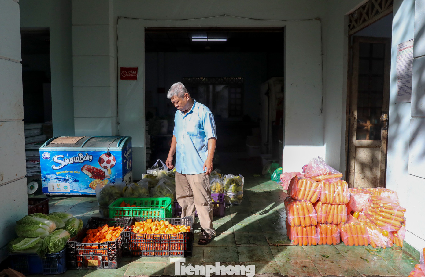 Ông Thân Văn Nê (60 tuổi), hiện đang giữ vai trò Tổ trưởng tổ chế biến thực phẩm tại Thảo Cầm Viên. Người được xem là "anh nuôi" của muôn thú với 30 năm làm việc tại Thảo Cầm Viên. Ông cũng là một trong những người gắn bó lâu nhất tại đây và chứng kiến nhiều kỷ niệm vui buồn trong từng bữa ăn giấc ngủ của các loại động vật sinh sống tại điểm du lịch nổi bật của TPHCM.