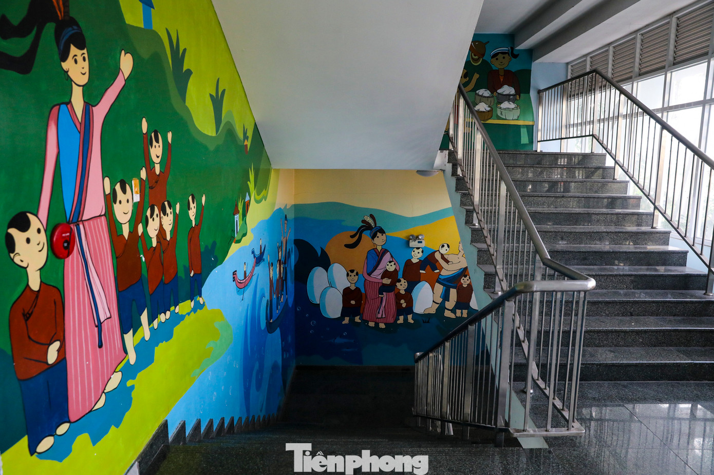 Ở nhiều nơi, trên nhiều diện tích các bức tường trong Nhà Thiếu nhi TPHCM trưng bày các bức bích hoạ ngộ nghĩnh, phù hợp với lứa tuổi thiếu nhi.