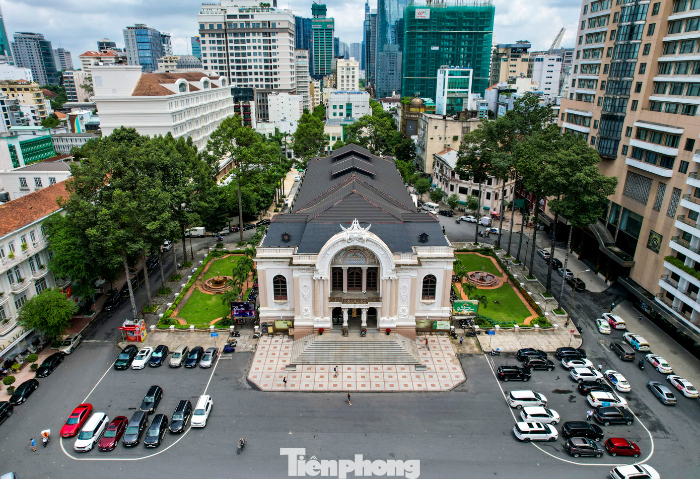 Nhà hát Lớn nằm trong khu vực trung tâm thành phố, là điểm khám phá lý tưởng đối với du khách. Nhà hát không chỉ là công trình kiến trúc - văn hóa gắn với những thăng trầm của lịch sử thành phố, mà còn là công trình kiến trúc tuyệt đẹp, góp phần làm tăng thêm vẻ duyên dáng và sang trọng cho TPHCM.