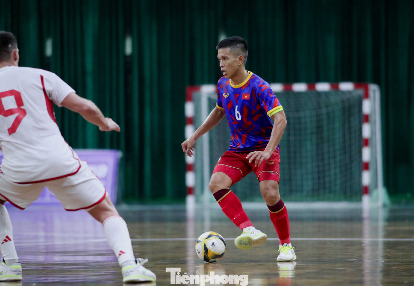 Khi nhận thêm bàn thua thứ tư, tuyển Việt Nam quyết định chuyển sang chiến thuật chơi power-play.