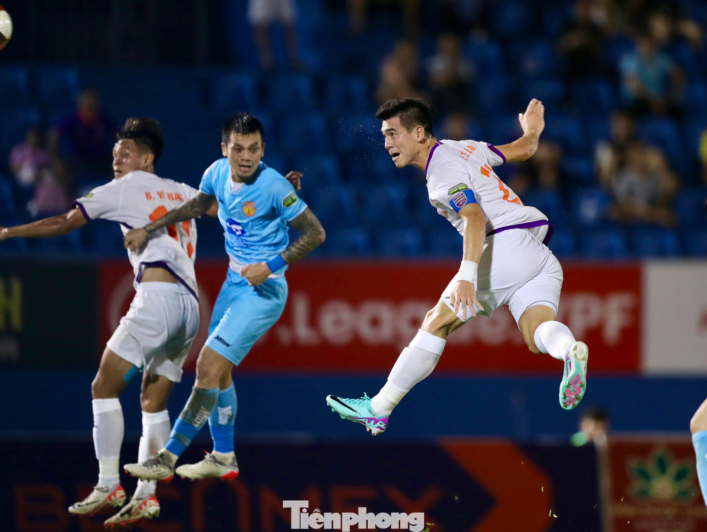 Tầm ảnh hưởng của Tiến Linh được thể hiện ngay khi trận đấu vừa bắt đầu, nếu như may mắn hơn, đội trưởng của Bình Dương hoàn toàn có thể có được 2 bàn thắng cho mình ngay trong hiệp 1. Tầm ảnh hưởng của Tiến Linh được thể hiện ngay khi trận đấu vừa bắt đầu, nếu như may mắn hơn, đội trưởng của Bình Dương hoàn toàn có thể có được 2 bàn thắng cho mình ngay trong hiệp 1.