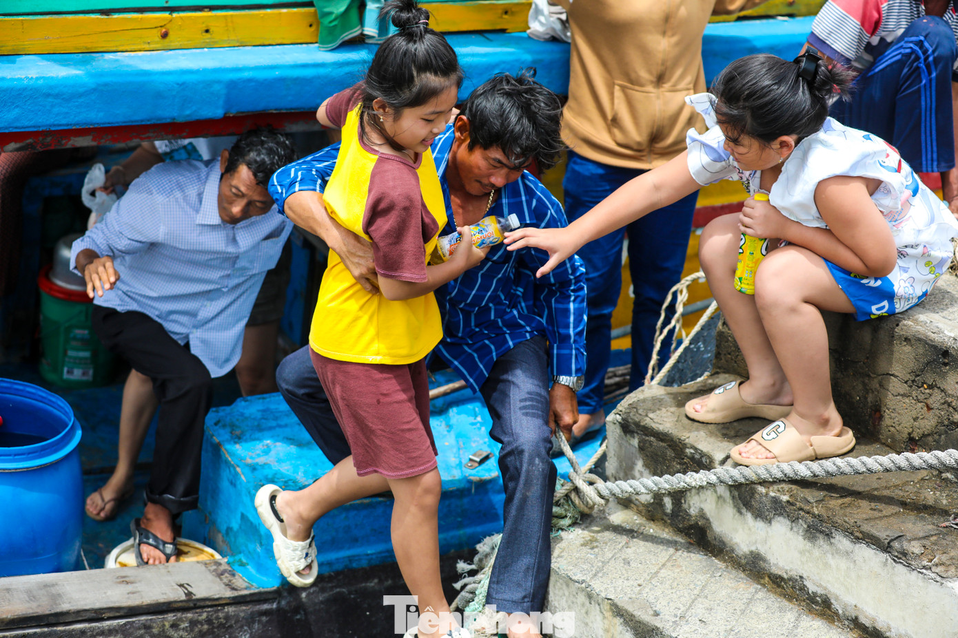 Nhiều trẻ em cũng háo hứng theo cha mẹ lên tàu ra biển.