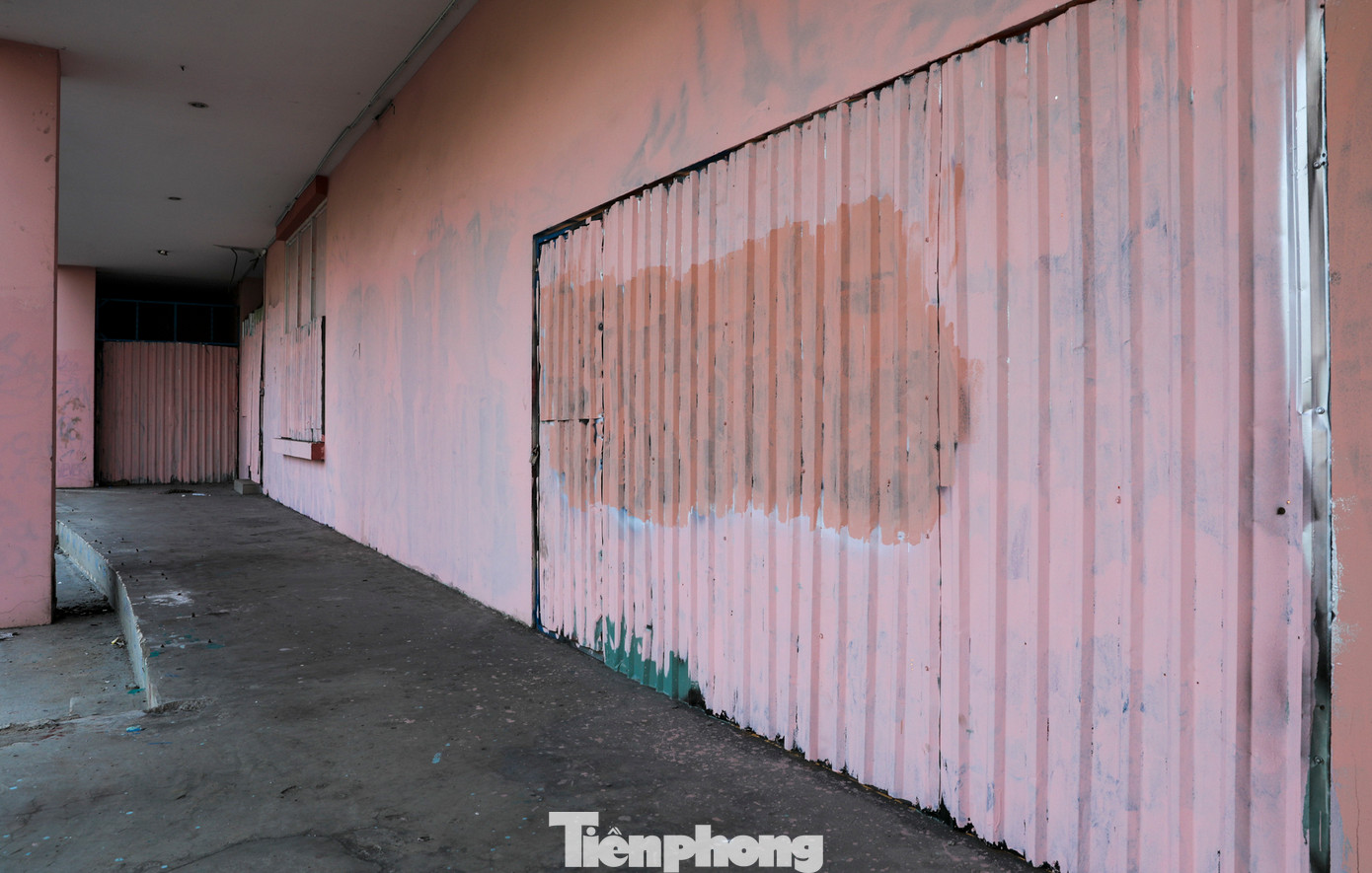 Nhiều mảng tường bong tróc, rỉ sét khiến khu vực sân khấu trở nên hoang tàn dù ở nằm ở vị trí trung tâm tại TPHCM.