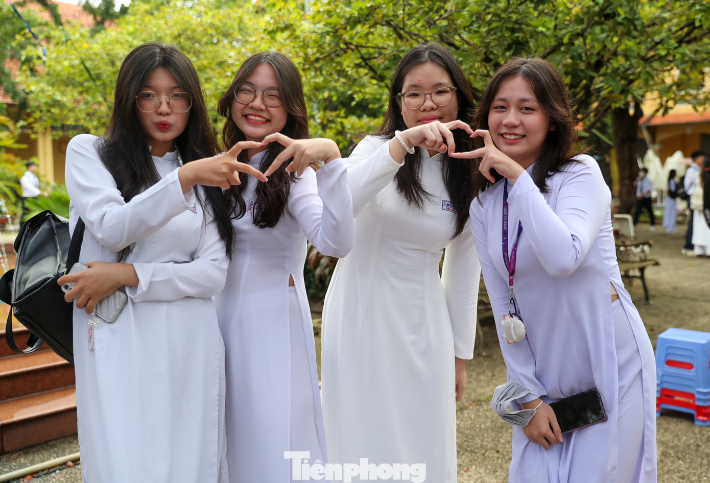 Các nữ sinh tranh thủ lưu lại kỷ niệm trong ngày khai giảng sáng nay