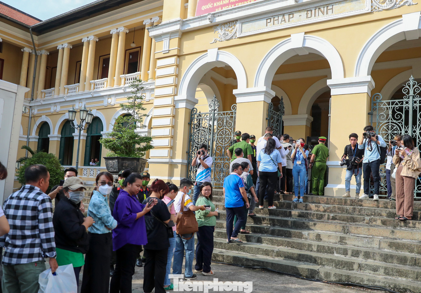 Chỉ các lực lượng làm nhiệm vụ, phóng viên báo chí và những người được triệu tập tham gia tố tụng mới được vào bên trong.