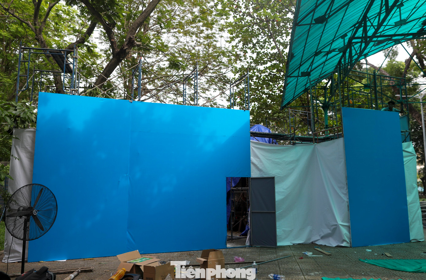 Bên cạnh đó, Sở VH-TT TPHCM cũng vừa khởi công dự án kiểm định chất lượng tượng vua Lê Lợi và danh tướng Trần Nguyên Hãn tại Công viên Phú Lâm (quận 6). Hiện, tượng danh tướng Trần Nguyên Hãn đã được rào chắn lại và đơn vị thi công đang triển khai công tác kiểm định và tu sửa.